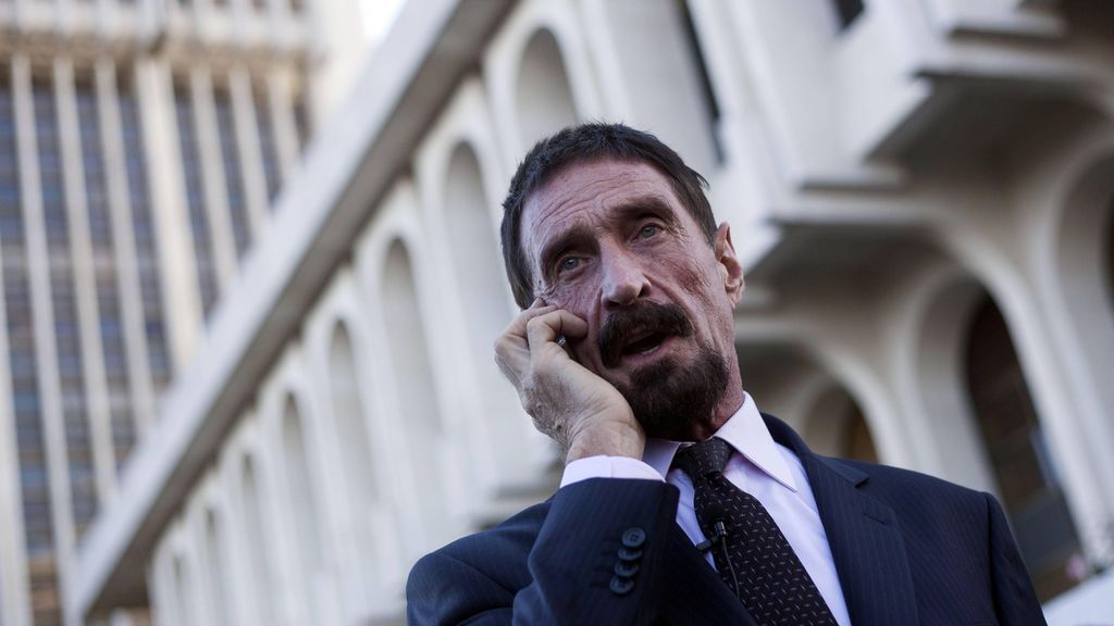 John McAfee, una vida de película: armas, paranoia, detenciones y evasión de impuestos a los 75 años