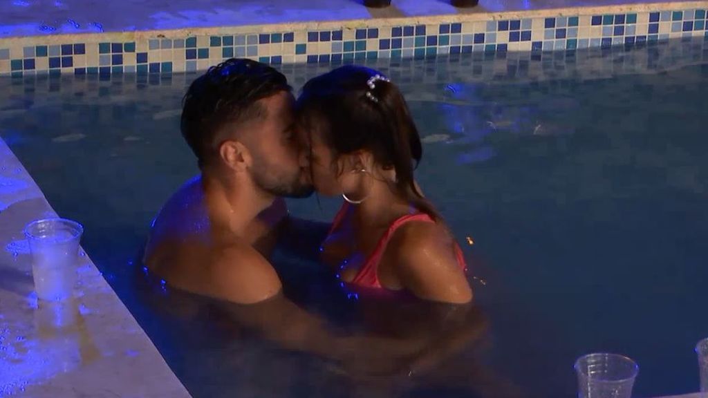 El primer beso de Marta y Dani