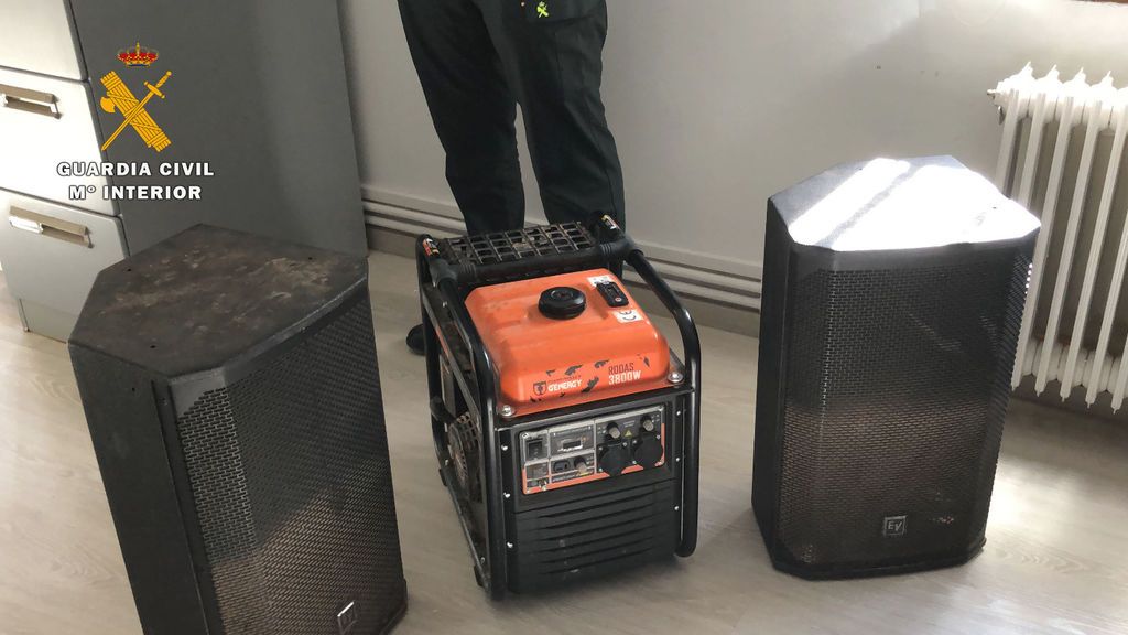 Altavoces y generador incautados en la fiesta ilegal.