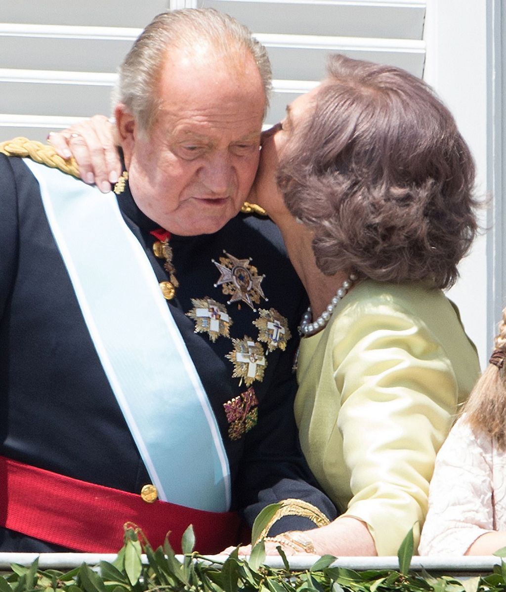 El beso de Sofía a Juan Carlos durante la coronación del rey Felipe VI