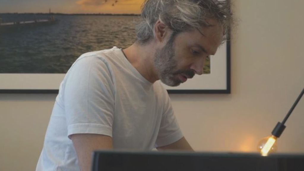 James Rhodes dice que ha tocado gratis en el acto de Moncloa para celebrar la "puta tonelada de pasta" de la UE a España James Rhodes dice que ha tocado gratis en el acto de Moncloa para celebrar la "puta tonelada de pasta" de la UE a España