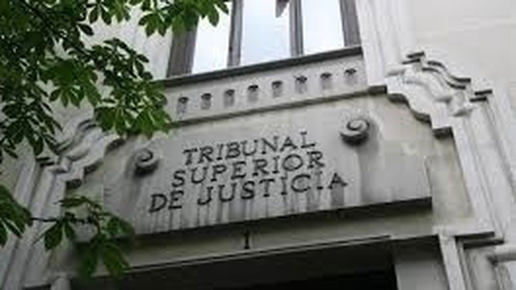 Un tribunal y dos decisiones contradictorias: Sí a confinar los barrios, no a cerrar Madrid Un tribunal y dos decisiones contradictorias: Sí a confinar los barrios, no a cerrar Madrid