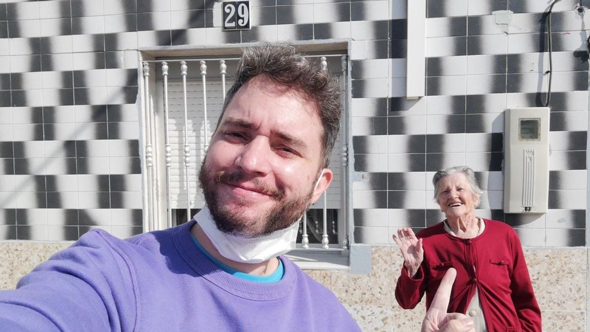 Teresa, la abuela que protagoniza un vídeo currículum: “Soy la abuela de Israel. Estoy aquí para vender a mi nieto" Teresa, la abuela que protagoniza un vídeo currículum: “Soy la abuela de Israel. Estoy aquí para vender a mi nieto"