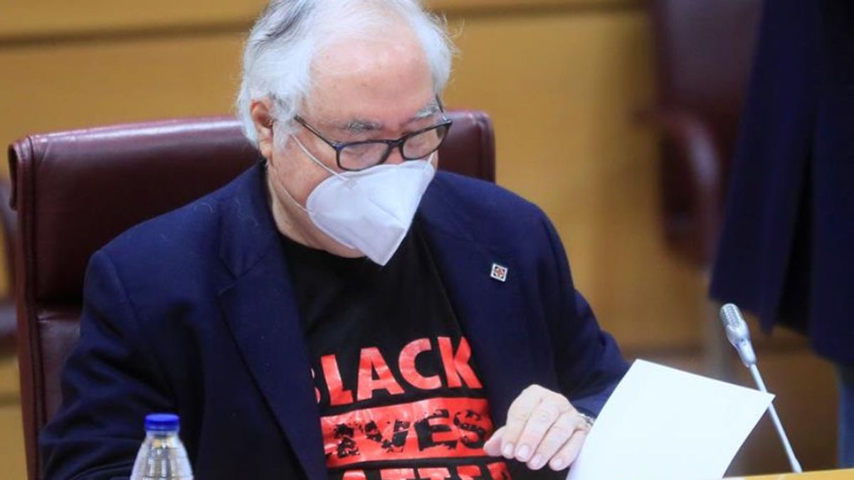 Manuel Castells, ministro de Universidades, acude al Senado con la camiseta reivindicativa "Black Lives Matter" Manuel Castells, ministro de Universidades, acude al Senado con la camiseta reivindicativa "Black Lives Matter"