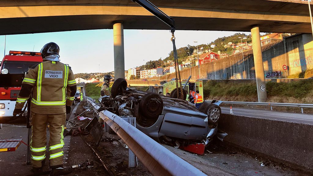 Multa de 2.250 euros y 15 meses sin carné para el conductor del triple accidente mortal en la AP-9 de Vigo Multa de 2.250 euros y 15 meses sin carné para el conductor del triple accidente mortal en la AP-9 de Vigo