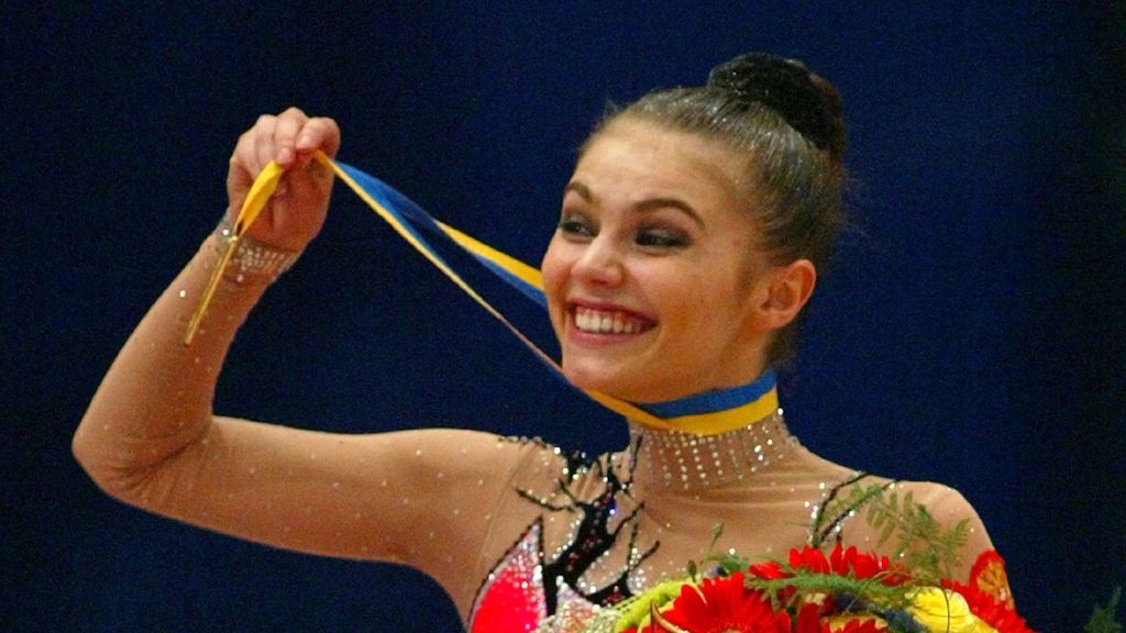 Alina Kabaeva, con su medalla de oro en una competición de gimnasia rítmica en 2004