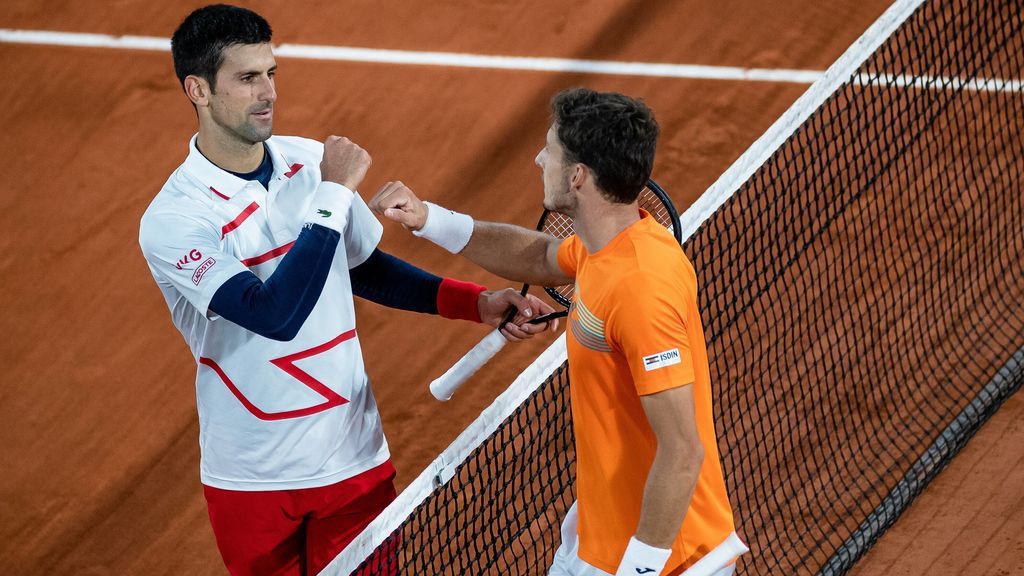 Djokovic y Carreño se saludan tras el encuentro de cuartos en Roland Garros.