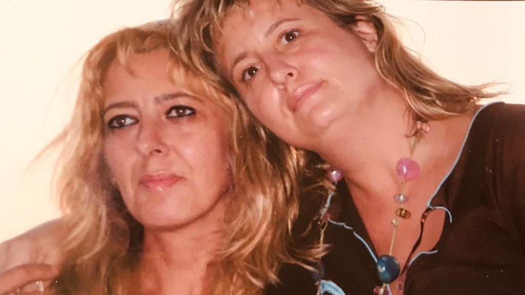 Lidia, a la izquierda de la foto, con su hermana Fátima.