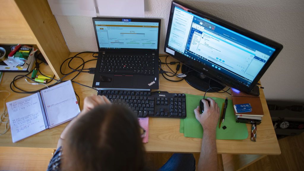 Un teletrabajador en su casa