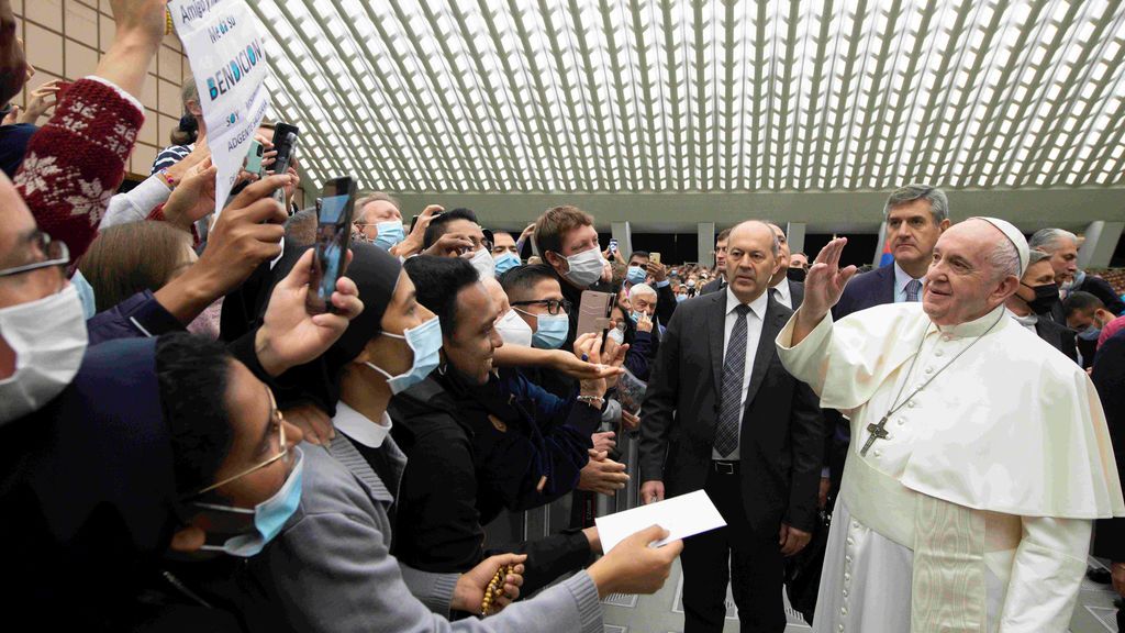 El papa Francisco y sus colaboradores no llevan la mascarilla obligatoria