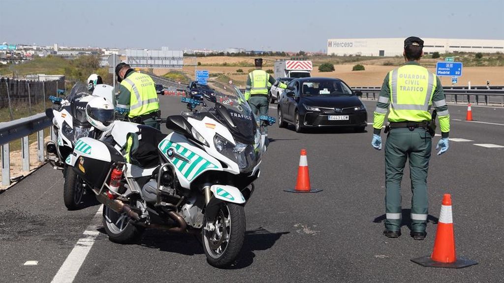 Policía y Guardia Civil despliegan controles en Madrid para evitar la estampida por el puente Policía y Guardia Civil despliegan controles en Madrid para evitar la estampida por el puente