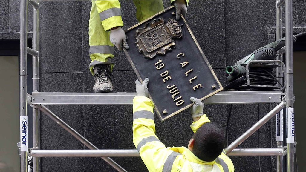 Vuelta al viejo callejero de Oviedo: un juez anula el cambio de nombre de 17 vías por la Ley de Memoria Histórica Vuelta al viejo callejero de Oviedo: un juez anula el cambio de nombre de 17 vías por la Ley de Memoria Histórica