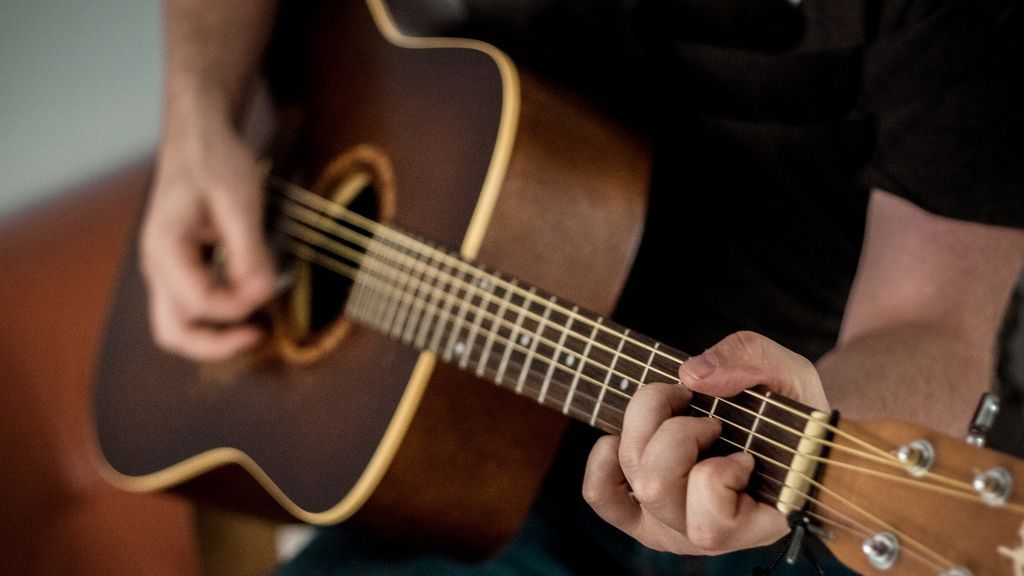 Seis guitarras españolas míticas para iniciarte y sentirte un gran músico