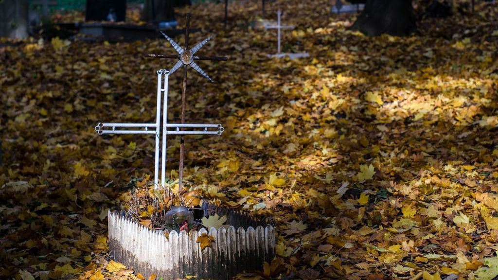 El misterio de los fetos enterrados en un cementerio romano con cruces con los nombres de sus madres