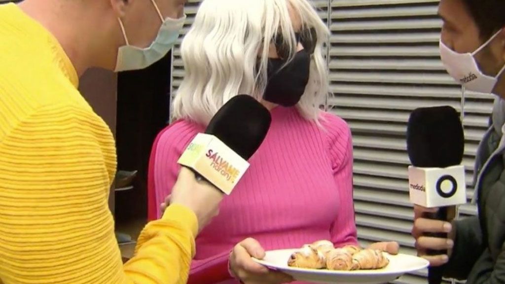 La mujer de Mainat, Ángela Brodowolski, ofrece croissants a los periodistas