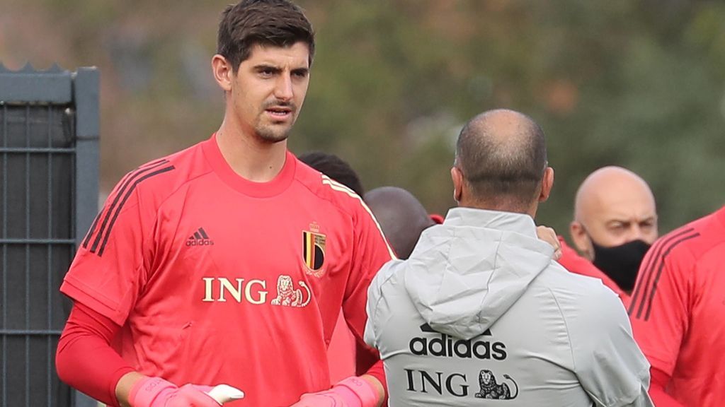 Courtois charla con Roberto Martínez en una concentración de Bélgica. Courtois charla con Roberto Martínez en una concentración de Bélgica.