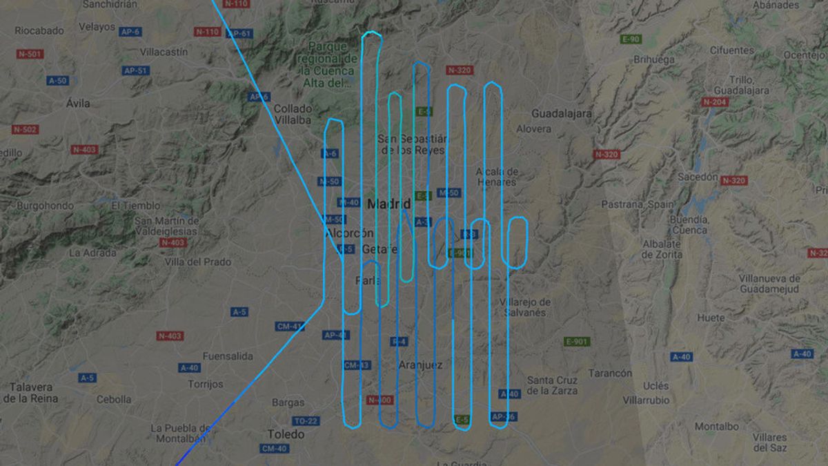"¿Están fumigando Madrid?": el enigmático vuelo de un avión que inquieta a los internautas