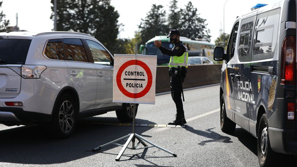 EuropaPress_3365928_agente_policia_nacional_da_alto_vehiculo_control_carretera_a-5_madrid EuropaPress_3365928_agente_policia_nacional_da_alto_vehiculo_control_carretera_a-5_madrid