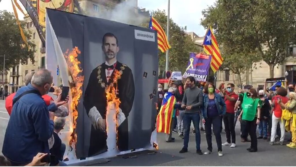 El independentismo protesta contra la visita de Felipe VI en una Barcelona blindada por la policía El independentismo protesta contra la visita de Felipe VI en una Barcelona blindada por la policía