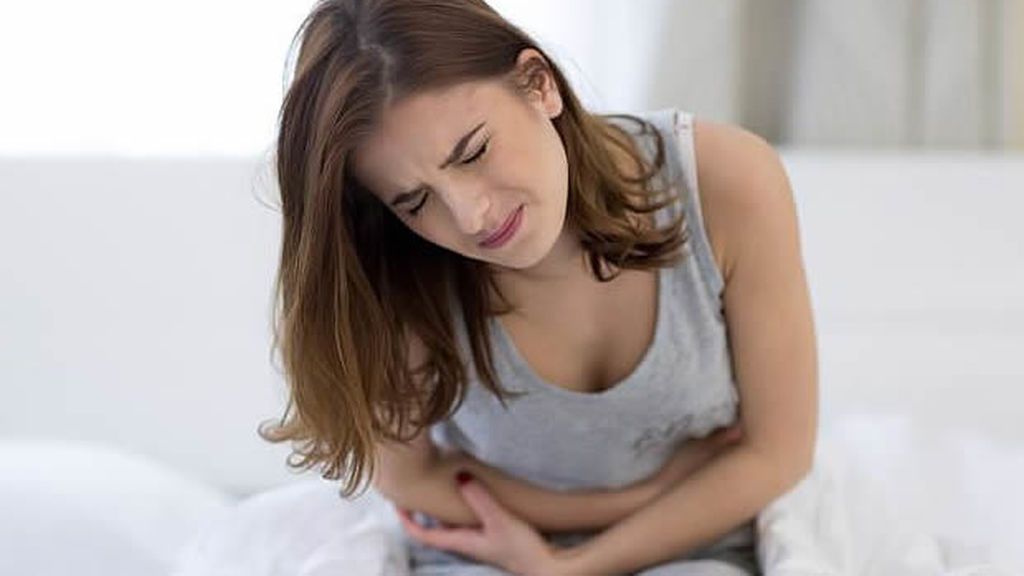 Si acudes con un dolor abdominal al médico, lo más probable es que te hagan un test de embarazo.