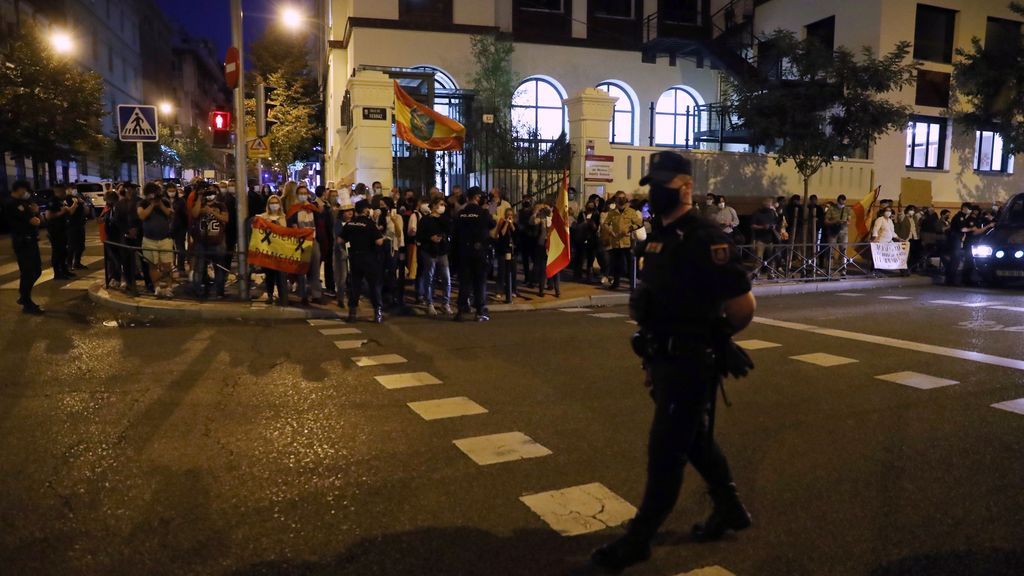 Protestas ante la sede del PSOE en Madrid contra la gestión del Gobierno de Sánchez