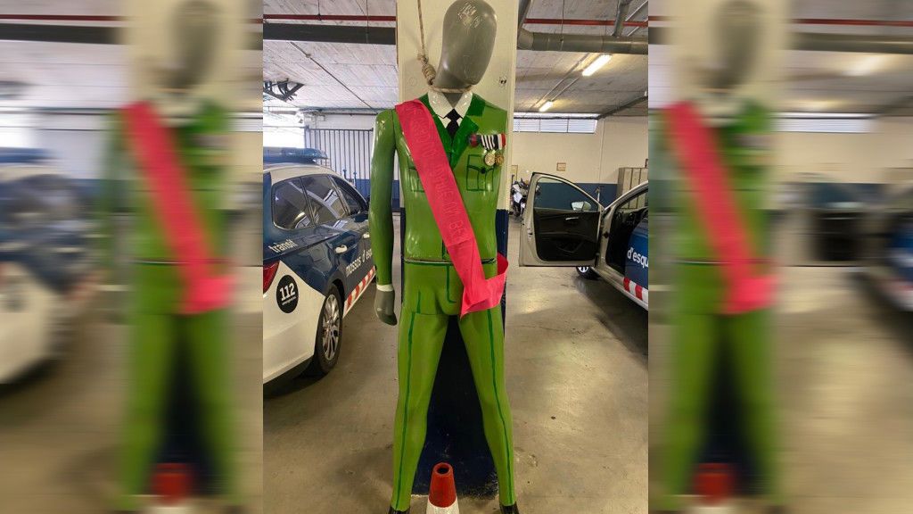 Un muñeco del rey, ahorcado en una comisaría: los Mossos buscan al agente autor de la imagen Un muñeco del rey, ahorcado en una comisaría: los Mossos buscan al agente autor de la imagen