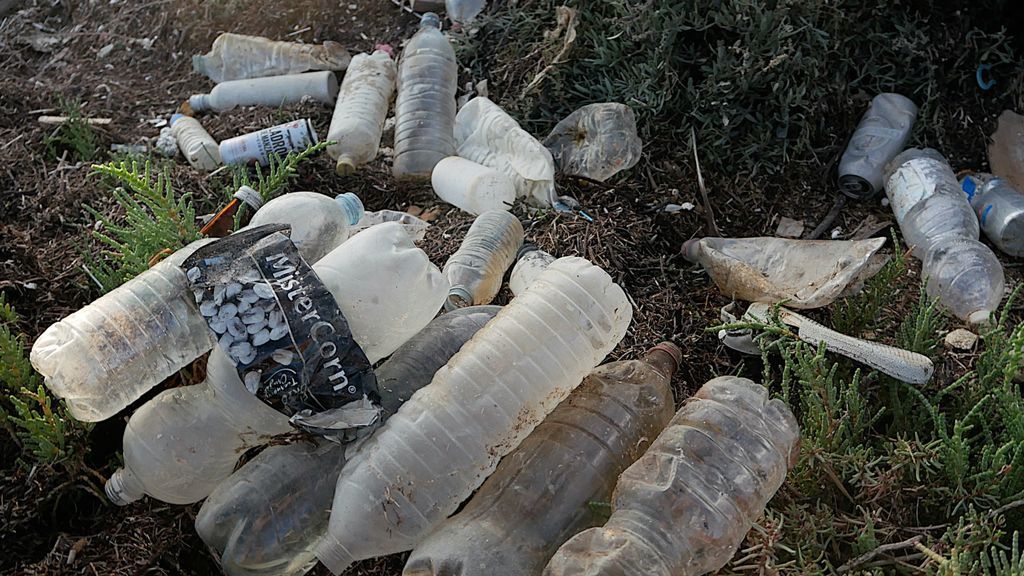 Botellas de plastico arrastradas por la marea