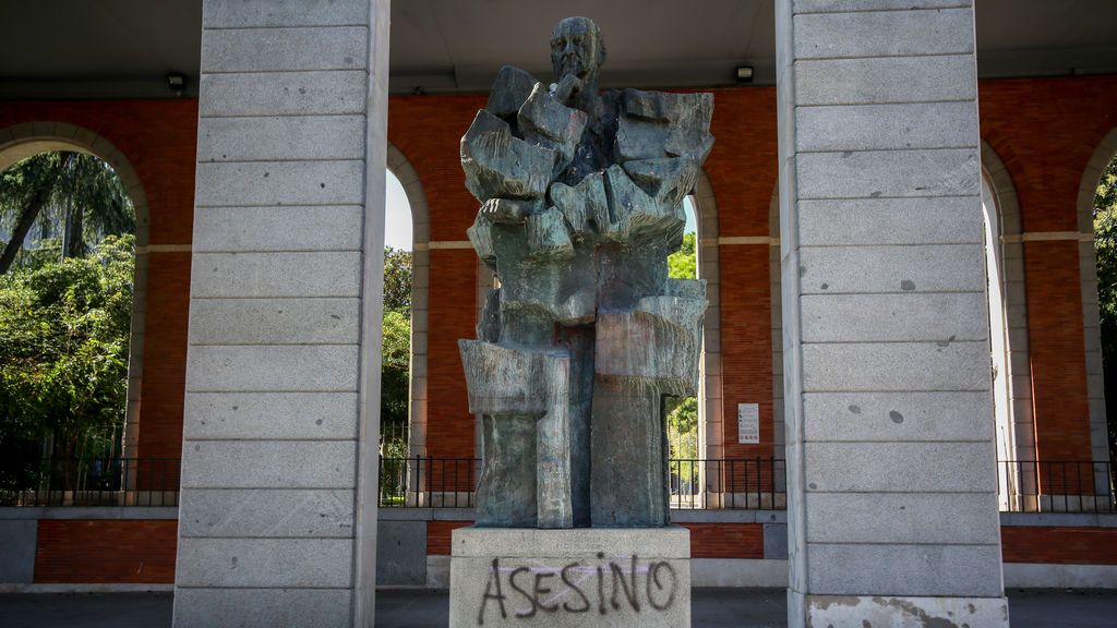 Vandalizan la estatua de Largo Caballero y Ábalos e Iglesias ven la mano de Vox, que advierte: "Primer aviso" Vandalizan la estatua de Largo Caballero y Ábalos e Iglesias ven la mano de Vox, que advierte: "Primer aviso"