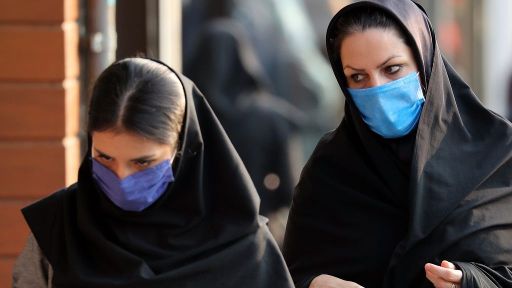 Mascarillas en las calles de Teherán tras dispararse las hospitalizaciones