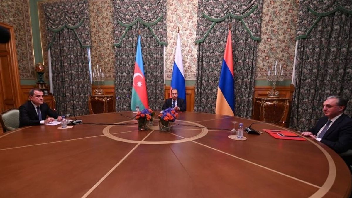 Armenia y Azerbaiyán acuerdan un alto el fuego "humanitario" en Nagorno Karabaj a partir del sábado Armenia y Azerbaiyán acuerdan un alto el fuego "humanitario" en Nagorno Karabaj a partir del sábado