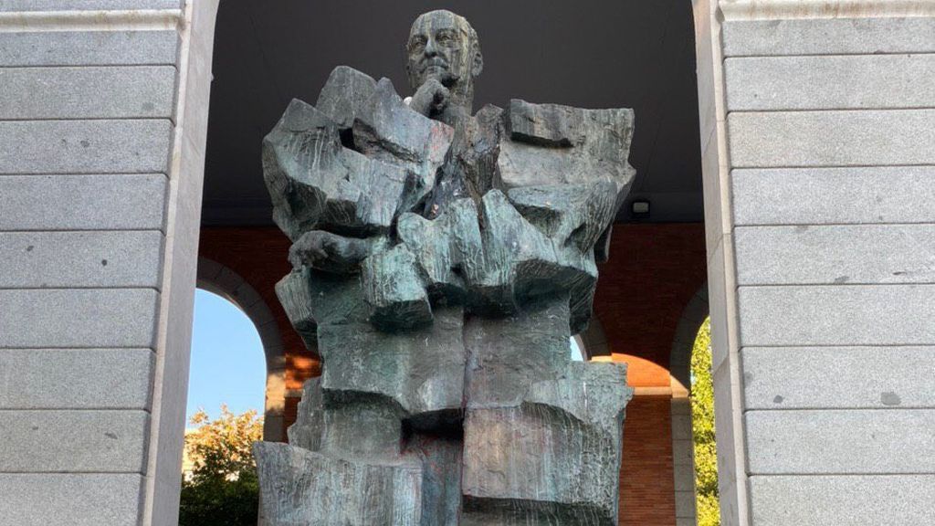 Yolanda Díaz denuncia pintadas de "asesino" en la estatua de Largo Caballero en Madrid Yolanda Díaz denuncia pintadas de "asesino" en la estatua de Largo Caballero en Madrid