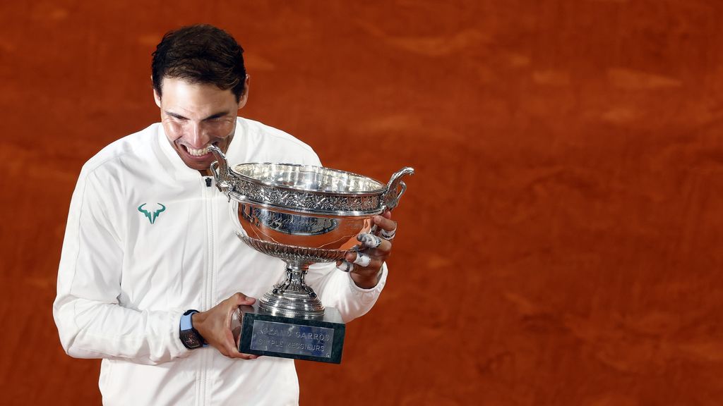 Rafa Nadal hace el 12+1 en París y caza a Federer en el 'Grand Slam': destroza a Djokovic en la final y suma su 20º 'grande'