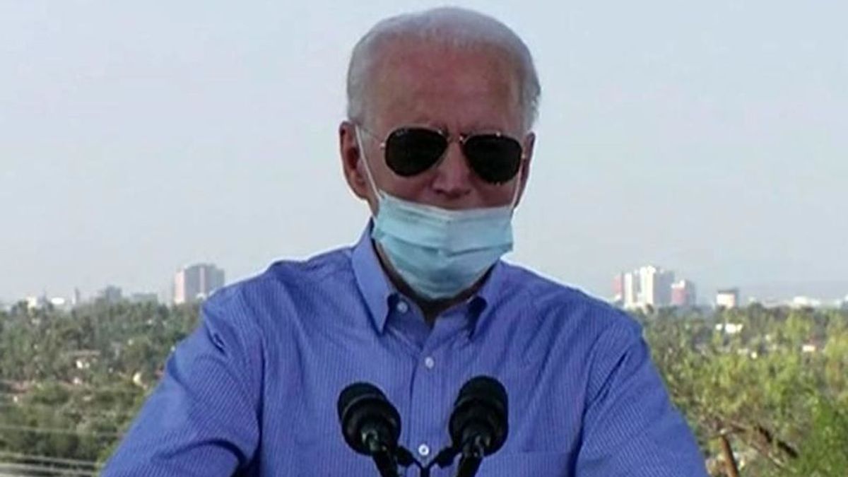 Biden, criticado por toser en la mano