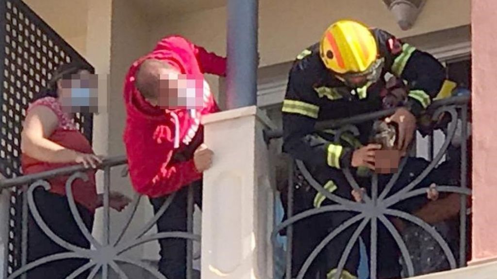 Los bomberos auxilian a un niño de dos años con la cabeza atrapada en la barandilla de un hotel de Alicante Los bomberos auxilian a un niño de dos años con la cabeza atrapada en la barandilla de un hotel de Alicante