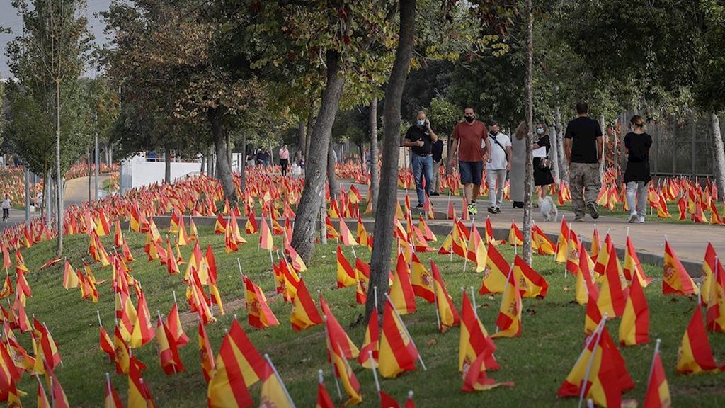 Vuelven a poner banderas de España en recuerdo a las víctimas del coronavirus: esta vez en Sevilla