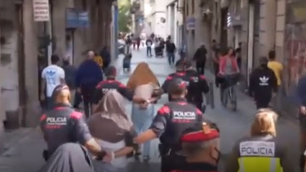 Golpe al narcotráfico en El Raval, Barcelona: 20 de los 61 detenidos por tráfico de drogas ingresan en prisión