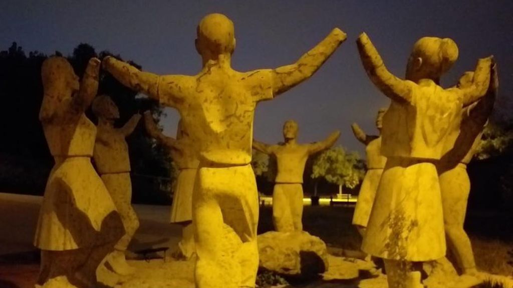 Mutilan los brazos del monumento a la sardana en Montjuic (Barcelona) Mutilan los brazos del monumento a la sardana en Montjuic (Barcelona)