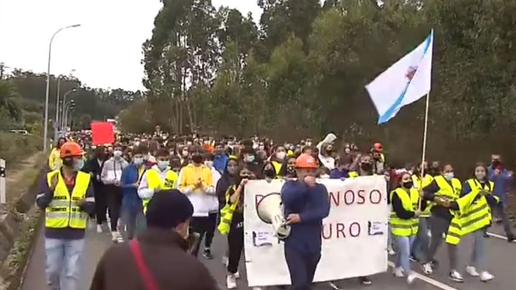Los alumnos de Secundaria se unen a las protestas de los trabajadores de Alcoa