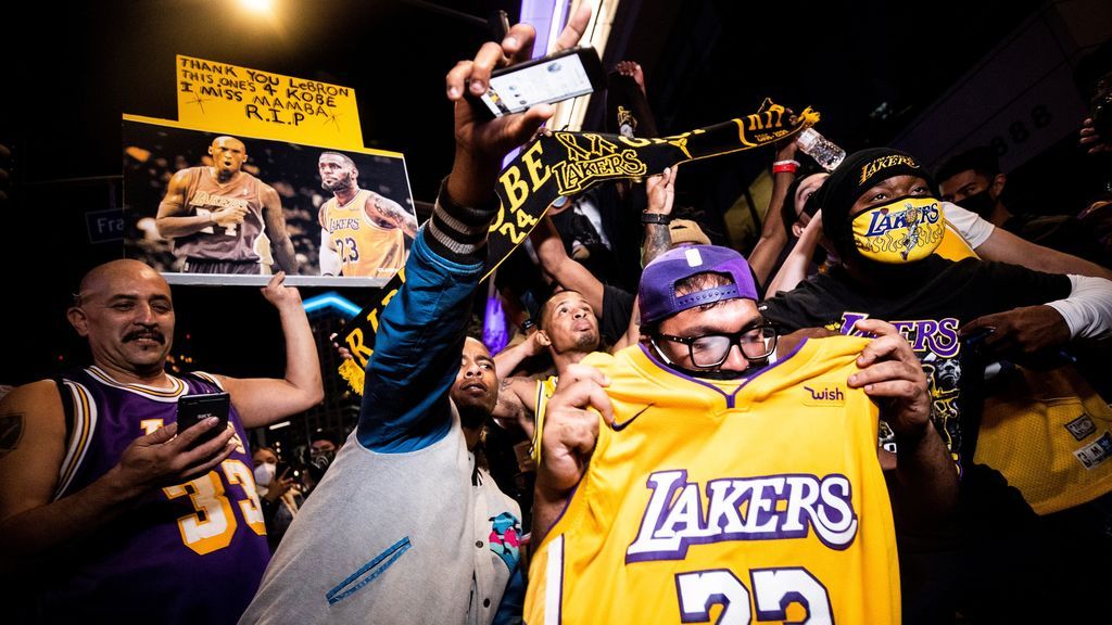 Los fans de Los Ángeles Lakers dedican su victoria al fallecido Kobe Bryant