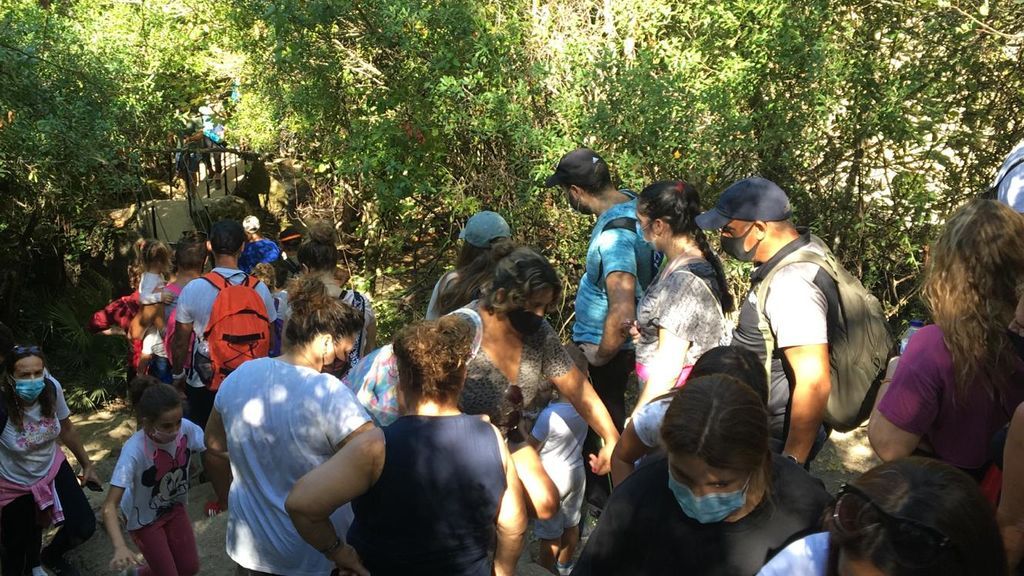 Centenares de senderistas colapsan la Sierra de Cádiz: "Un caos. No se podía salir de allí" Centenares de senderistas colapsan la Sierra de Cádiz: "Un caos. No se podía salir de allí"