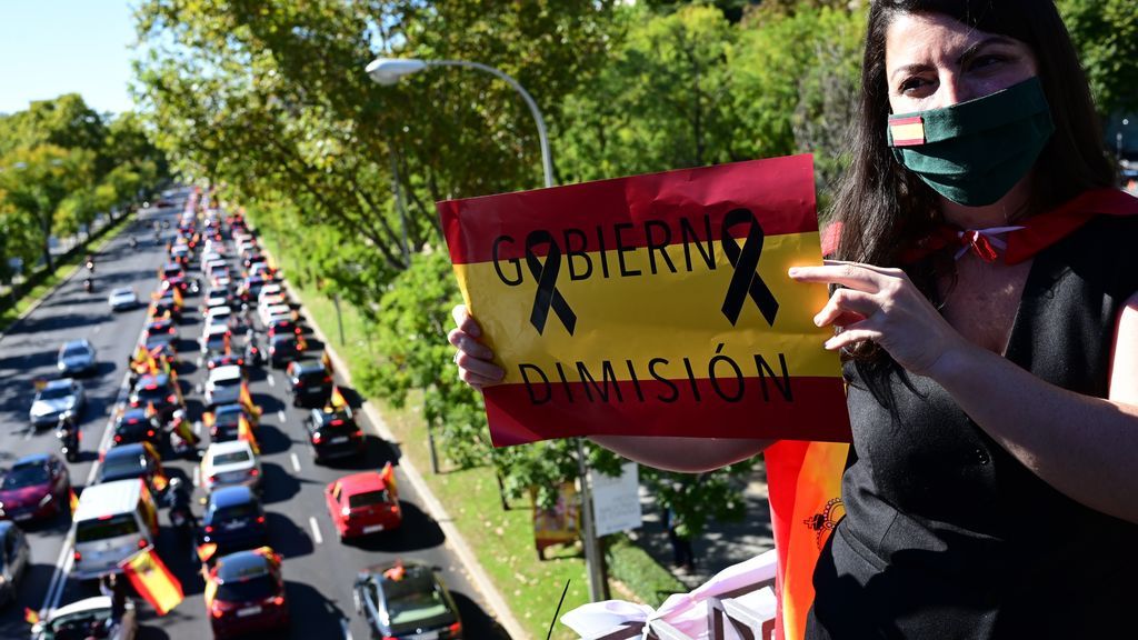 VOX vuelve a manifestarse en coche contra el estado de alarma en Madrid
