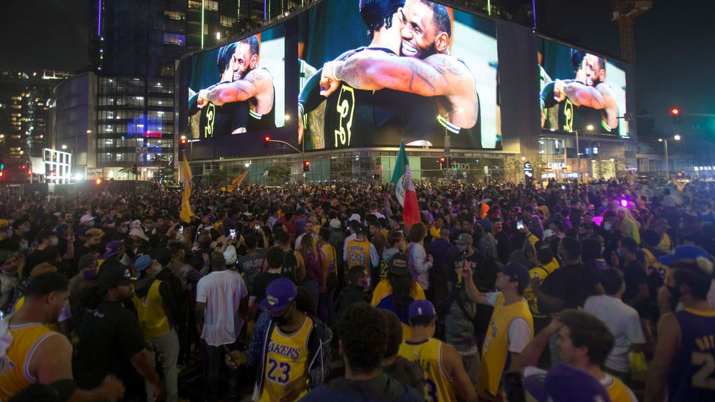 Los seguidores de los Lakers se olvidan del coronavirus y celebran a lo grande su triunfo en la NBA