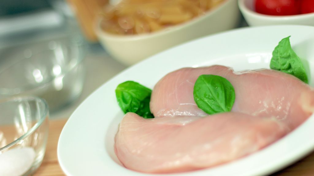 Errores que llevamos años cometiendo en la cocina: lo que debe lavarse siempre y lo que no hace falta