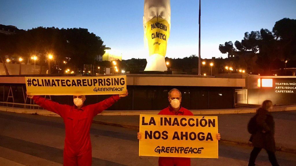 Greenpeace pone una mascarilla gigante en la plaza de Colón para denunciar la pandemia climática Greenpeace pone una mascarilla gigante en la plaza de Colón para denunciar la pandemia climática