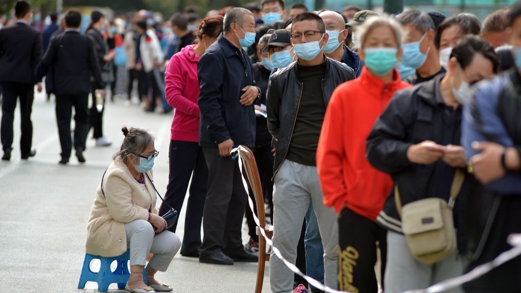 Largas colas para las pruebas en la ciudad de Qingdao