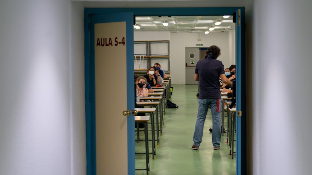 El experimento de un profesor para mostrar el riesgo de contagio por aerosoles si se cierran las ventanas del aula El experimento de un profesor para mostrar el riesgo de contagio por aerosoles si se cierran las ventanas del aula