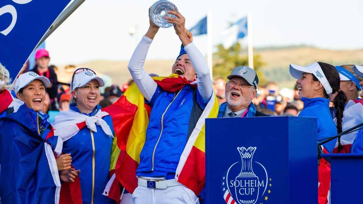Spain's_Carlota_Ciganda_Lifts_The_Solheim_Cup_Trophy_Alongside_John_Solheim Spain's_Carlota_Ciganda_Lifts_The_Solheim_Cup_Trophy_Alongside_John_Solheim