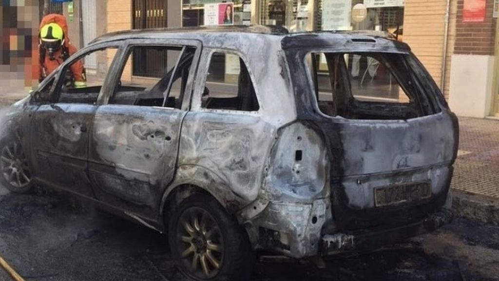 Paga 200 euros a un niño para que prenda fuego al coche de su exnovio en Granada Paga 200 euros a un niño para que prenda fuego al coche de su exnovio en Granada