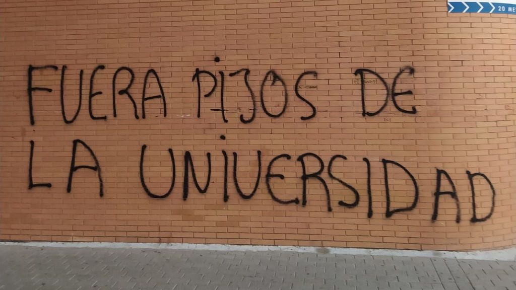 "Fuera pijos de la universidad: la residencia Galileo amanece con pintadas el día que acaba el confinamiento de los estudiantes "Fuera pijos de la universidad: la residencia Galileo amanece con pintadas el día que acaba el confinamiento de los estudiantes