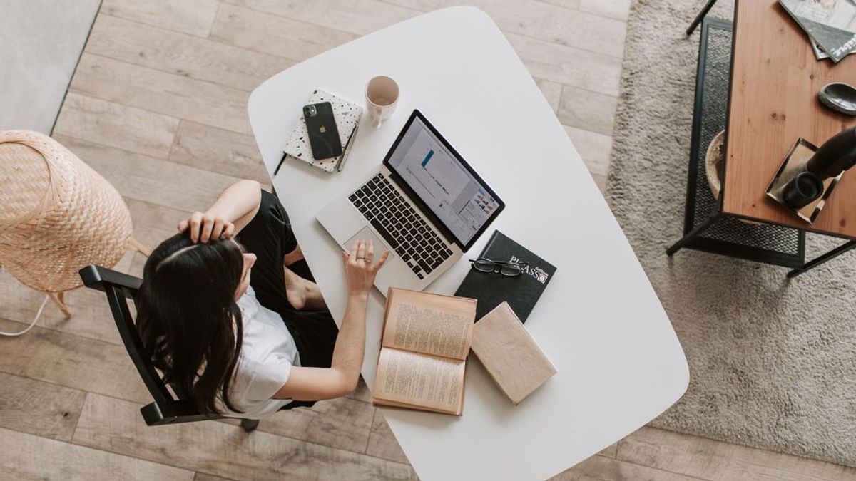 El teletrabajo puede conllevar enfermedades, afecciones musculares y articulares y problemas psicológicos. El teletrabajo puede conllevar enfermedades, afecciones musculares y articulares y problemas psicológicos.